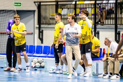Los amarillos logran su primera victoria