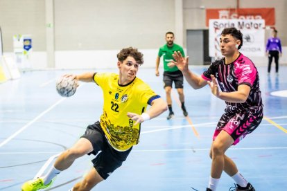 Los amarillos logran su primera victoria
