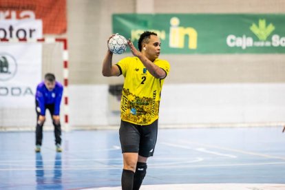Los amarillos logran su primera victoria