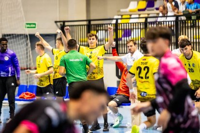 Los amarillos logran su primera victoria