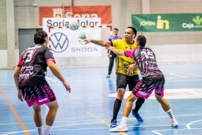 Los amarillos logran su primera victoria