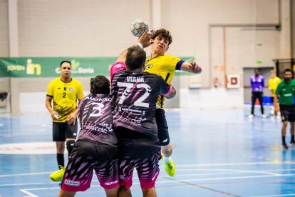 Los amarillos logran su primera victoria