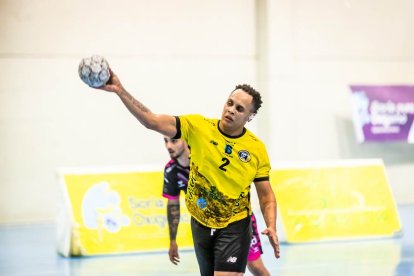 Los amarillos logran su primera victoria