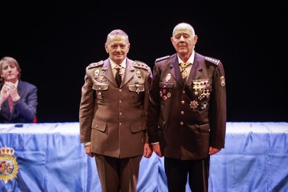 Ángel Esparza y Francisco Moñuz, subdelegado de Defensa y comisario principal.