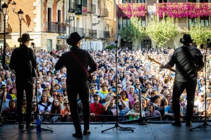 Cientos de personas bailaron en la Plaza Mayor