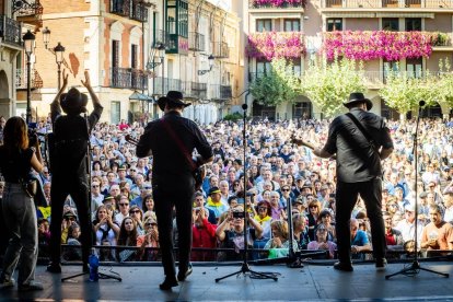 Cientos de personas bailaron en la Plaza Mayor