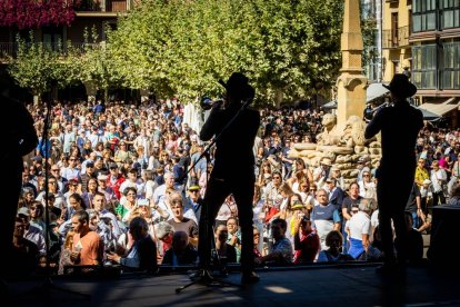 Cientos de personas bailaron en la Plaza Mayor