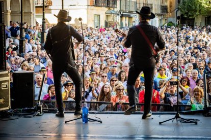 Cientos de personas bailaron en la Plaza Mayor