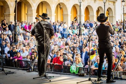 Cientos de personas bailaron en la Plaza Mayor