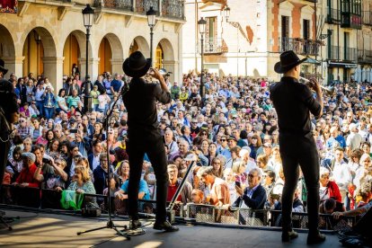 Cientos de personas bailaron en la Plaza Mayor