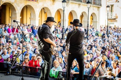 Cientos de personas bailaron en la Plaza Mayor