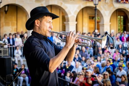 Cientos de personas bailaron en la Plaza Mayor