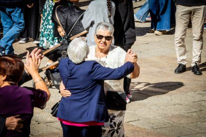 Cientos de personas bailaron en la Plaza Mayor