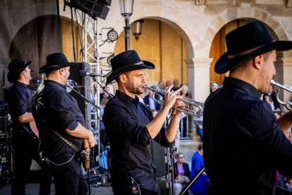 Cientos de personas bailaron en la Plaza Mayor