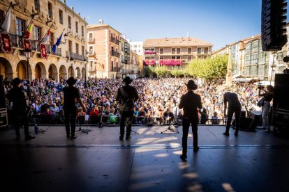 Cientos de personas bailaron en la Plaza Mayor