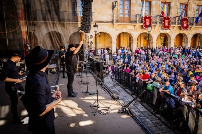 Cientos de personas bailaron en la Plaza Mayor