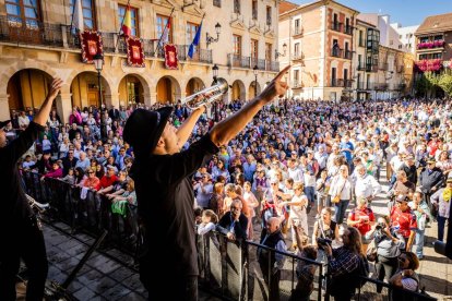 Cientos de personas bailaron en la Plaza Mayor