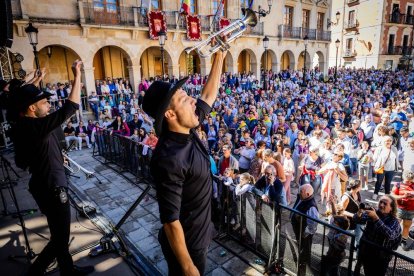 Cientos de personas bailaron en la Plaza Mayor