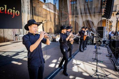 Cientos de personas bailaron en la Plaza Mayor