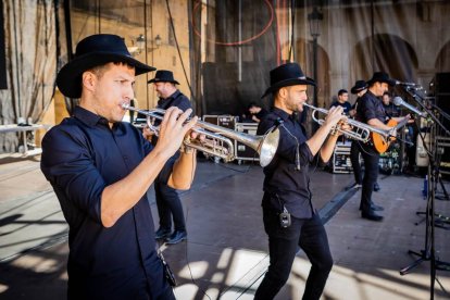Cientos de personas bailaron en la Plaza Mayor