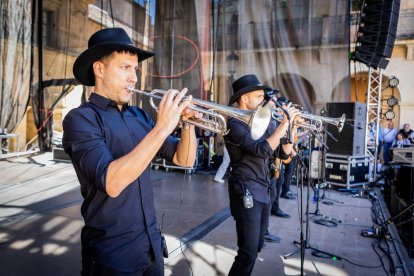 Cientos de personas bailaron en la Plaza Mayor