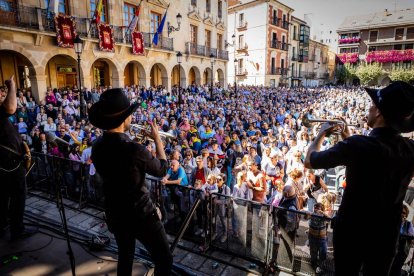 Cientos de personas bailaron en la Plaza Mayor