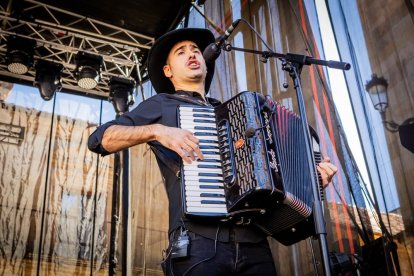 Cientos de personas bailaron en la Plaza Mayor