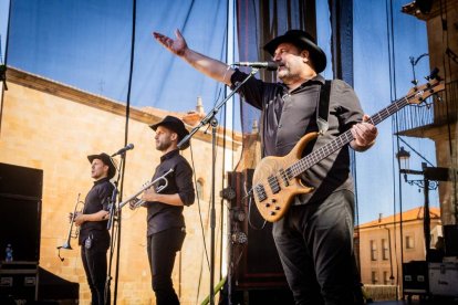 Cientos de personas bailaron en la Plaza Mayor