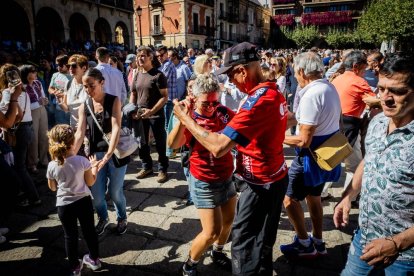 Cientos de personas bailaron en la Plaza Mayor