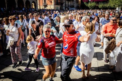 Cientos de personas bailaron en la Plaza Mayor