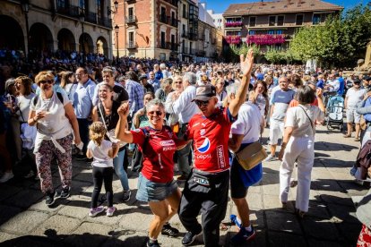 Cientos de personas bailaron en la Plaza Mayor