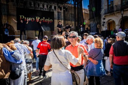 Cientos de personas bailaron en la Plaza Mayor