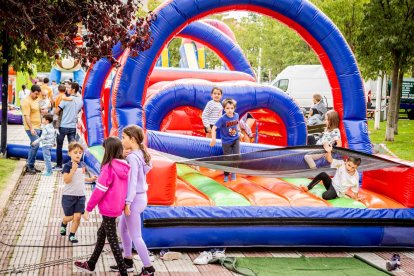 Diversión para los niños en el parque de La Barriada