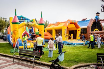 Diversión para los niños en el parque de La Barriada
