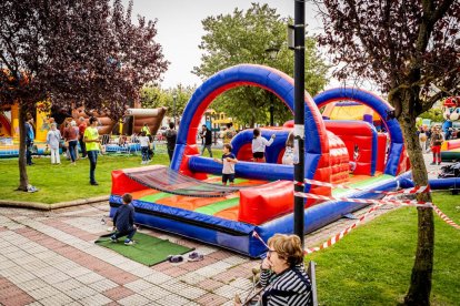 Diversión para los niños en el parque de La Barriada