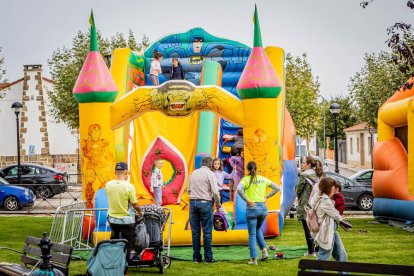 Diversión para los niños en el parque de La Barriada