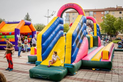 Diversión para los niños en el parque de La Barriada