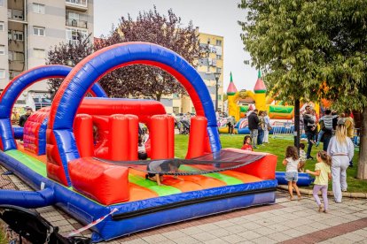 Diversión para los niños en el parque de La Barriada