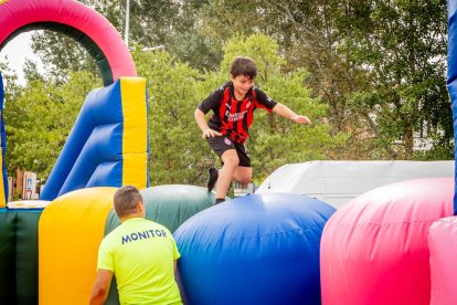 Diversión para los niños en el parque de La Barriada