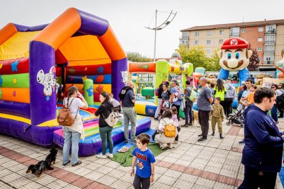 Diversión para los niños en el parque de La Barriada