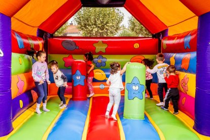Diversión para los niños en el parque de La Barriada