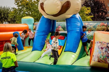 Diversión para los niños en el parque de La Barriada