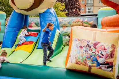 Diversión para los niños en el parque de La Barriada