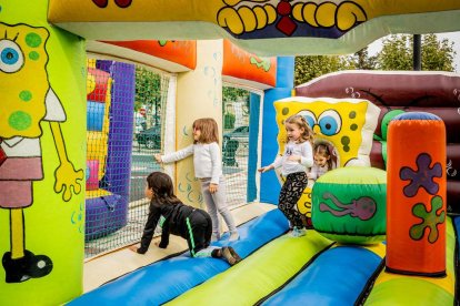 Diversión para los niños en el parque de La Barriada