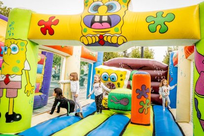 Diversión para los niños en el parque de La Barriada