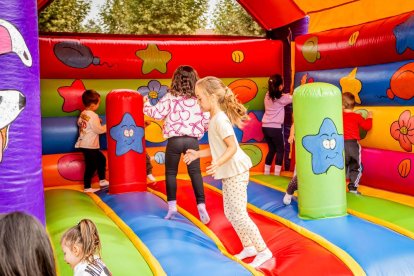 Diversión para los niños en el parque de La Barriada