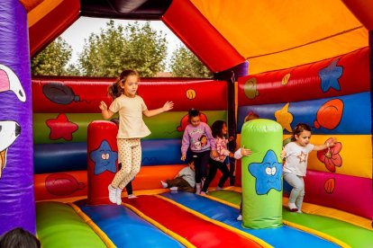 Diversión para los niños en el parque de La Barriada