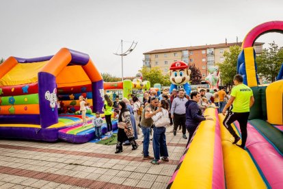 Diversión para los niños en el parque de La Barriada