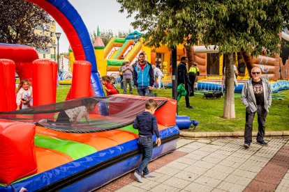 Diversión para los niños en el parque de La Barriada