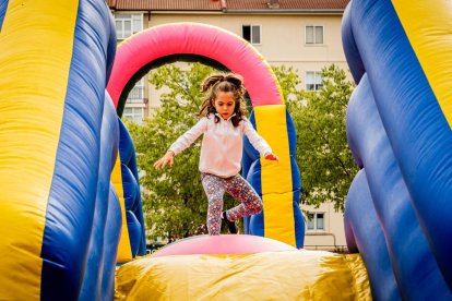 Diversión para los niños en el parque de La Barriada